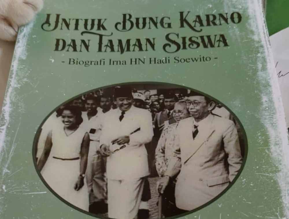 Satu Buku, Dua Pandangan